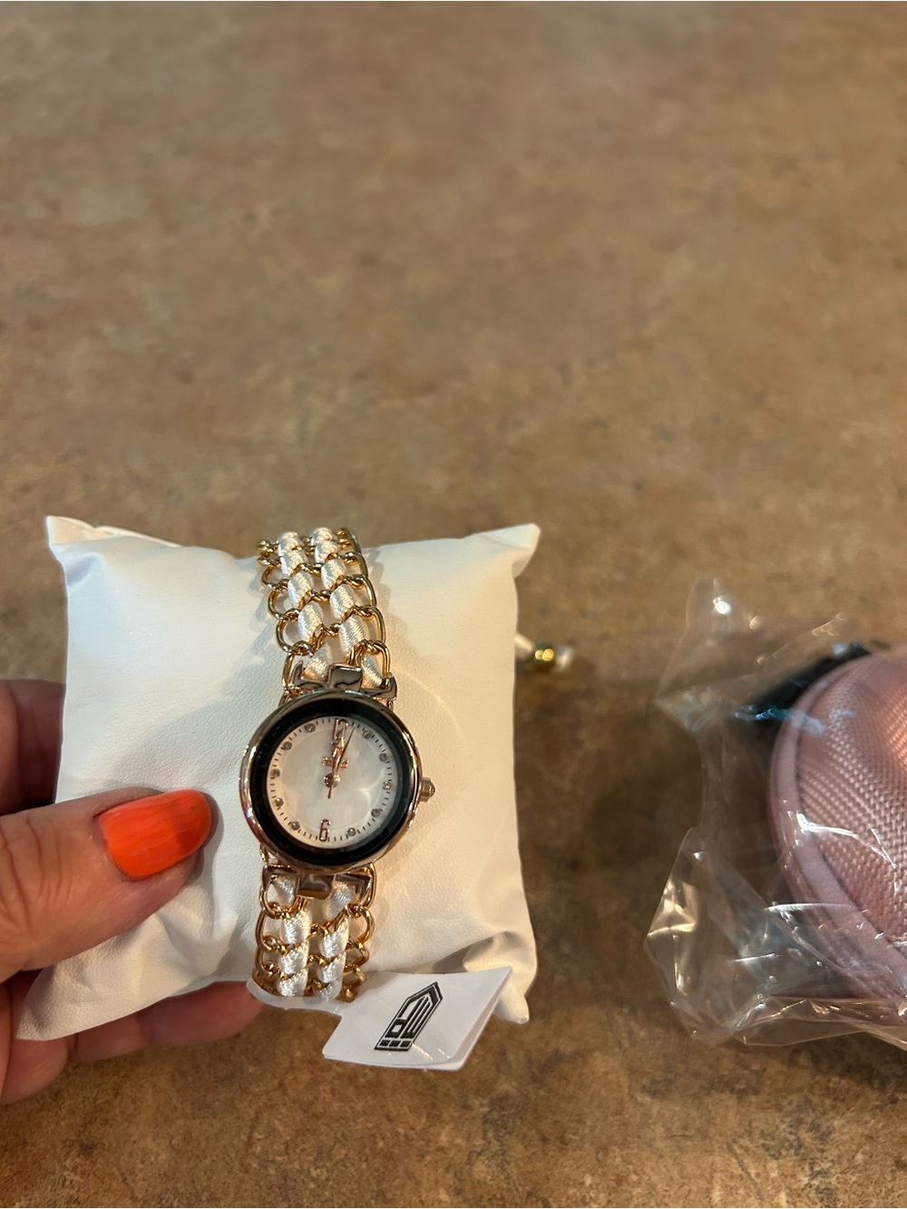 Elegant Gold-Tone Women's Chain-Link Watch with White Dial